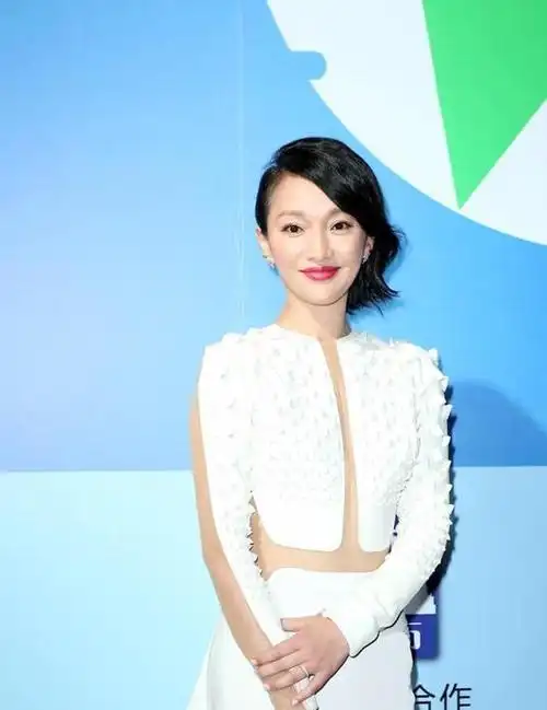 45岁周迅生图状态太好!一袭小白裙清新又高级,身材和脸都像18岁
