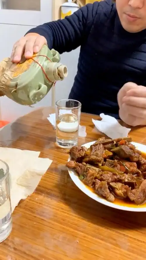 不让出门就在家喝酒,千年杜康,三天喝了一箱!