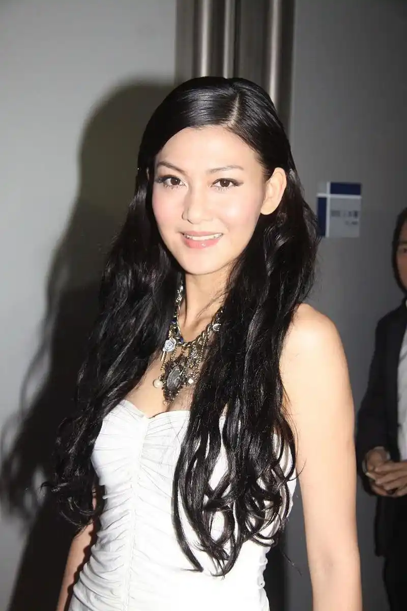 李彩桦说这是离婚前和前夫的拥抱照片,不知道为什么现在才放出来.