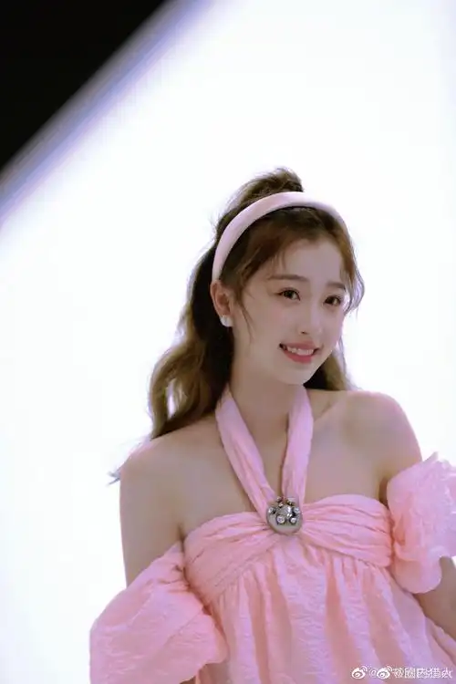 虞书欣最新营业一身粉色系穿搭好嫩好少女欣欣子太甜啦