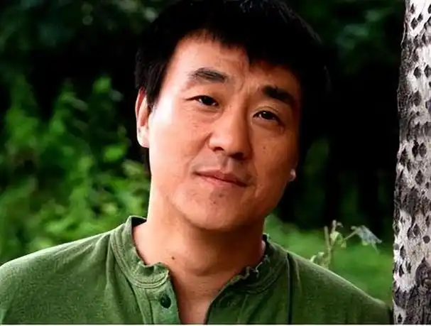 演员何冰:娶了初中同桌,婚后事业蒸蒸日上,赚的钱全部上交