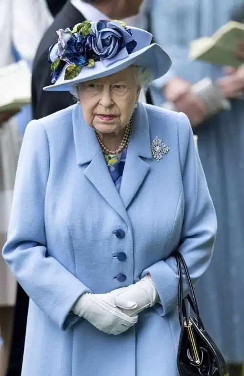 93岁英国女王伊丽莎白二世亮相赛马会一身蓝色服装精神矍铄