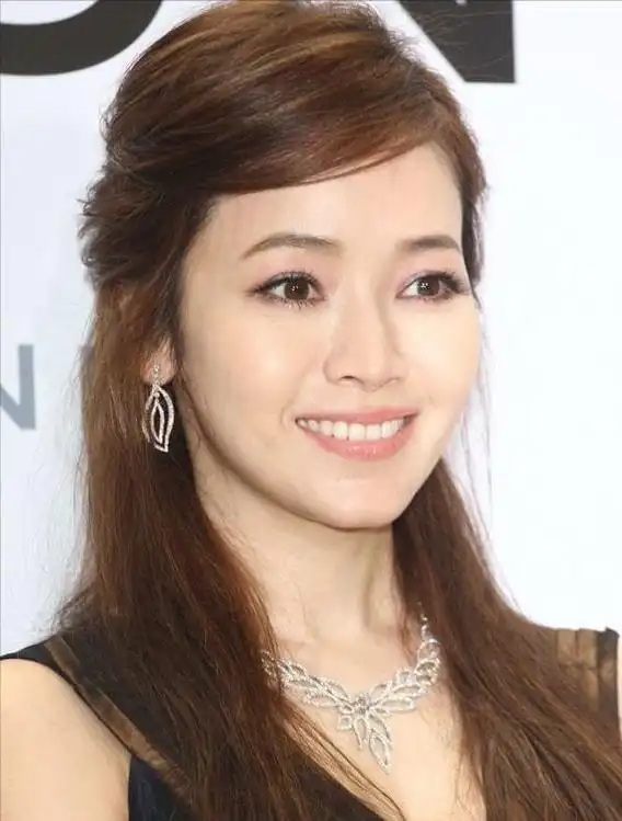 侯佩岑做得再怎么周到都逃不掉母亲的风流史和私生女的头衔