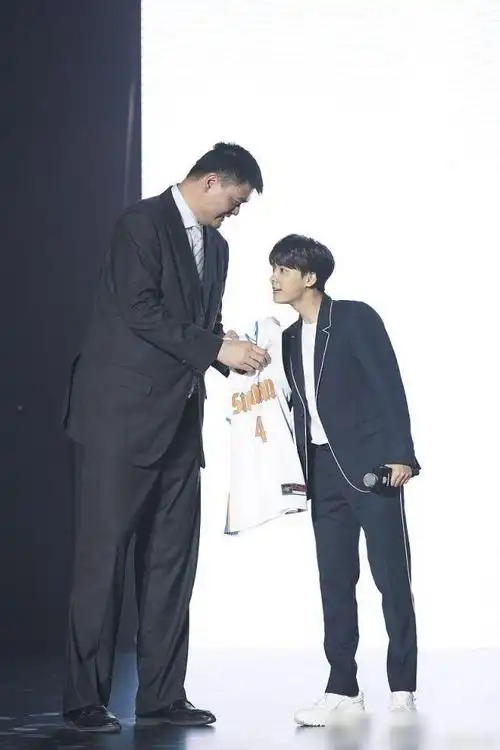 身高差,蔡徐坤被衬得娇小可人,李易峰像很听话的高中生|黄子韬|林志玲