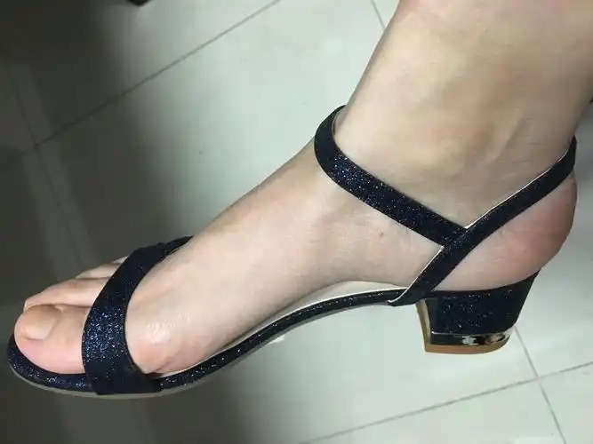 此款鞋子的跟的高度正好,又有女人的味道,走路又不会嫌累,正是我想要