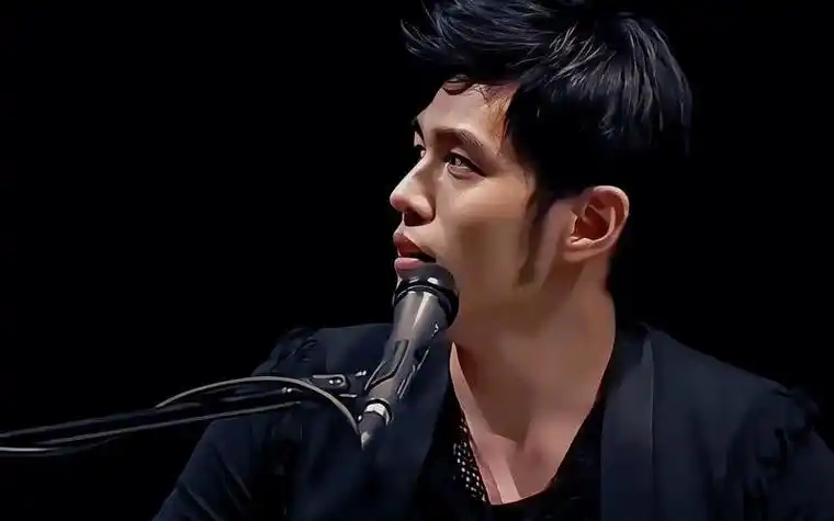 时装周近照遭吐槽,周杰伦眼袋显憔悴,浓密发型难掩岁月痕迹