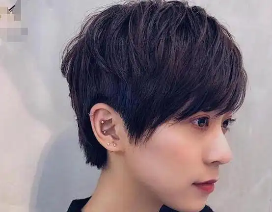 这一款中性女生短发发型是很显个性的,前面是齐刘海,她选择的是露耳式