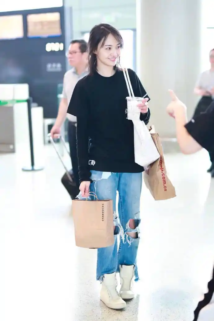 郑爽素面朝天机场街拍照图片