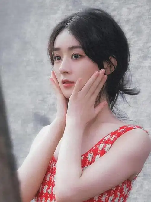 赵丽颖3套入秋大片鎏金深v连衣裙穿出英气感马甲套装秀肌肉