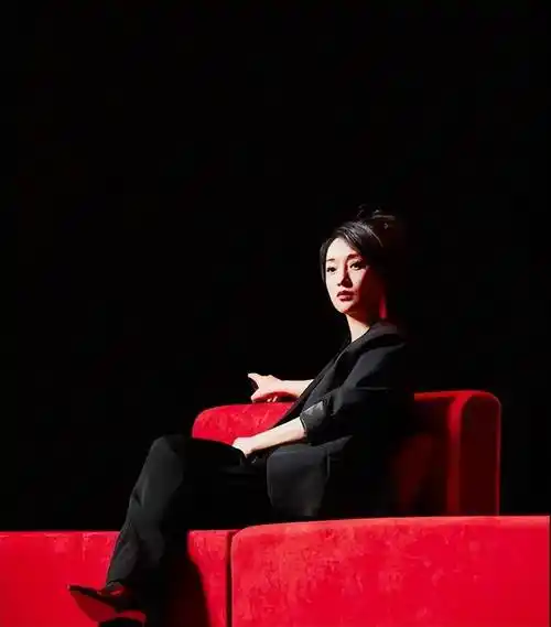 周迅暗夜玫瑰造型优雅霸气 盘发穿黑西装气场全开_气质_画面_红色