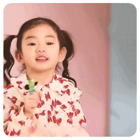 戚薇女儿lucky荣登新任表情包一姐,网友:萌炸了!