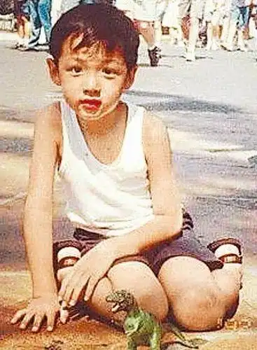 萧亚轩大男友12岁 网友调侃:我男友仍念小学