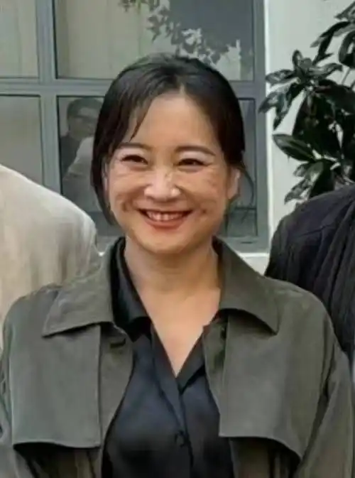 终于看到贾玲的真实模样,脸上太瘦挂不住肉,满脸褶子还显老_状态