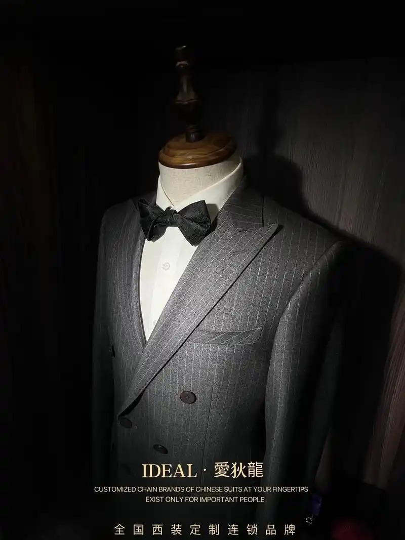 定制灰色双排扣的西装是一种经典 - 抖音