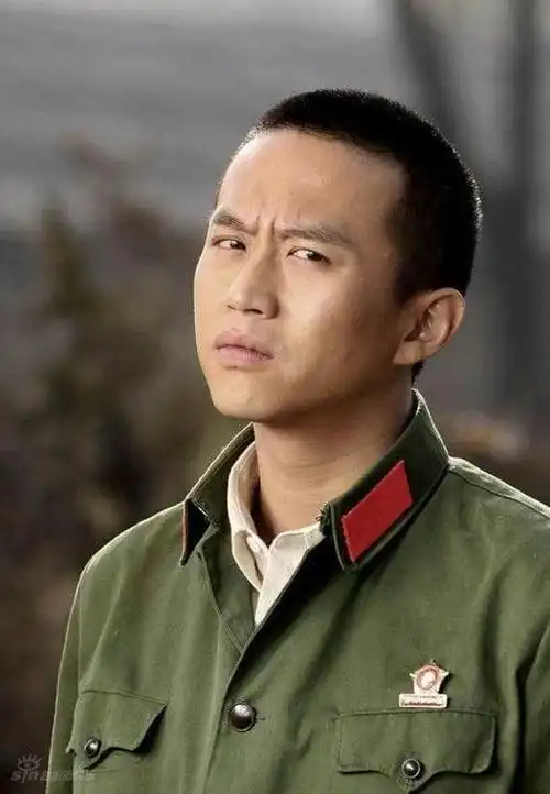 李易峰这个发型,让我感觉还蛮适合他的,莫名的喜感,哈哈!