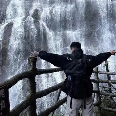 一组独特的高清版气质感男生头像合集 简单好看的男生帅气头像_男生