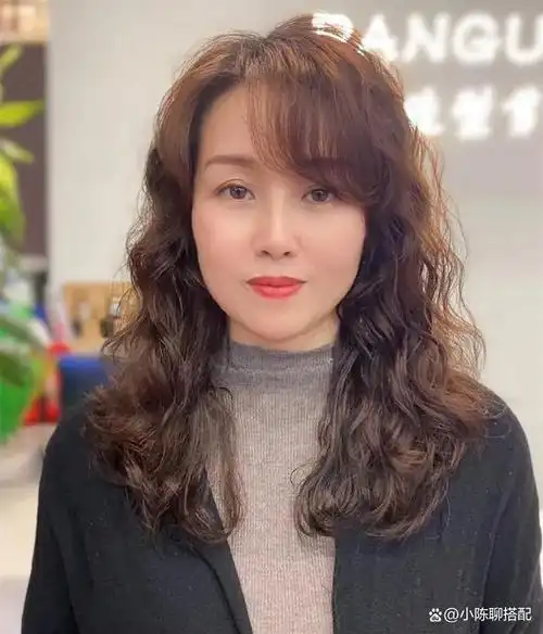 尤其是对于上了年纪的女人,发型可以直接决定你的气质是老气横秋还是