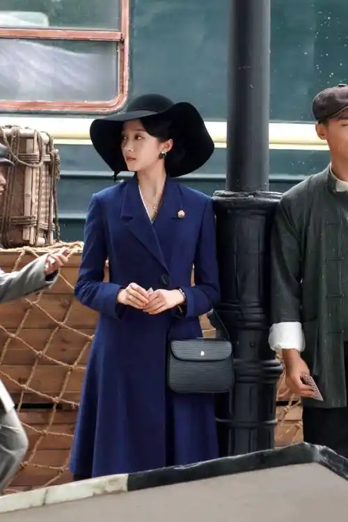 关晓彤自曝综艺节目内幕:王牌节目里没声音需要靠演?_旗袍_杨颖_造型