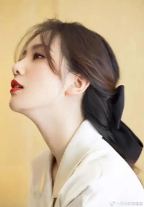 34岁刘诗诗生图曝光逆生长像18岁烈焰红唇太扎眼