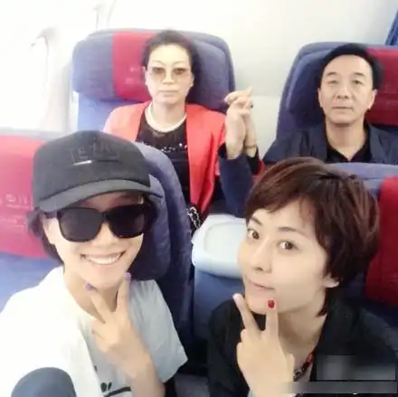 王珞丹晒全家出游照 爸爸帅气妈妈大姐靓丽(图)