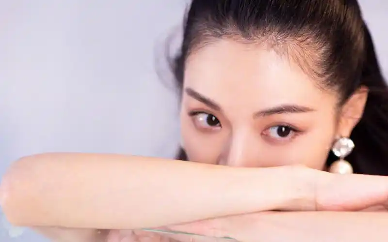 钟楚曦明艳动人写真图片桌面壁纸