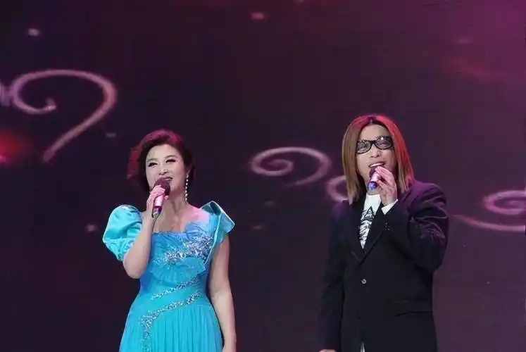 郭峰与相恋8年的女友分手后,至今未婚无子女,60岁只能和母亲过_郭科会