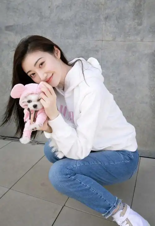 景甜身穿白色卫衣配蓝色牛仔裤甜美又有活力