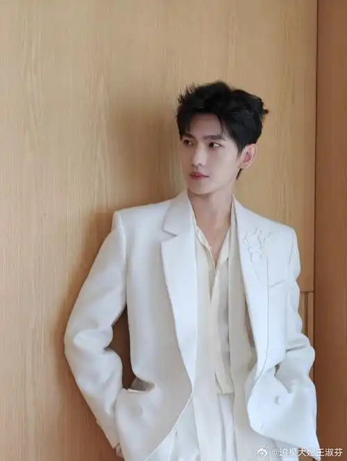 杨洋男大风#杨洋三亚日常照这满满的男大味道好让人着迷啊简单的穿搭