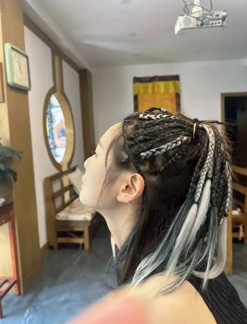 "我总是要向前看的"#辫子女孩 #编发 #脏辫 #美式辣妹  - 抖音