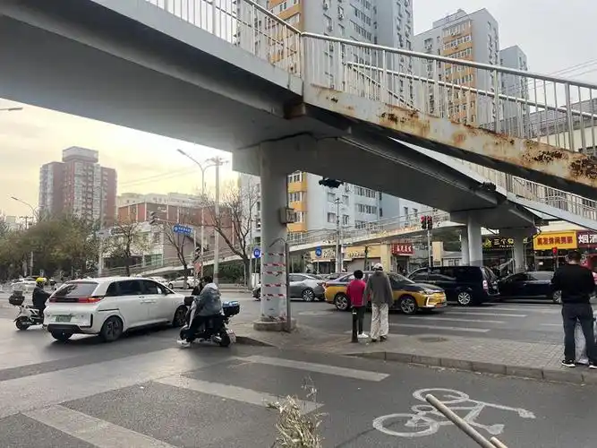 过个马路忒费劲,多处天桥遭吐槽,市民:给部分天桥加装电梯|医院_新浪