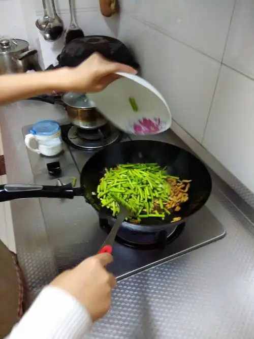 今天我当厨(三)我为家人做饭 米饭炒菜,紫菜蛋汤.