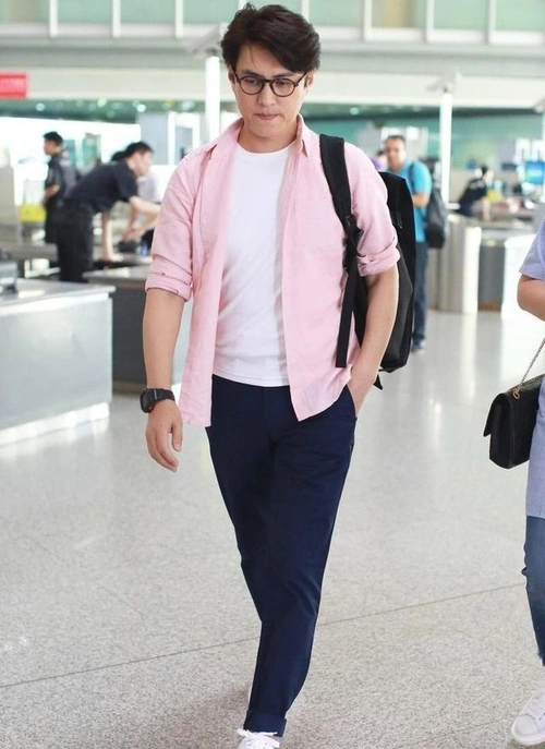 原创43岁靳东真敢穿,粉色衬衫配西装裤走机场,中年大叔变"欧巴"