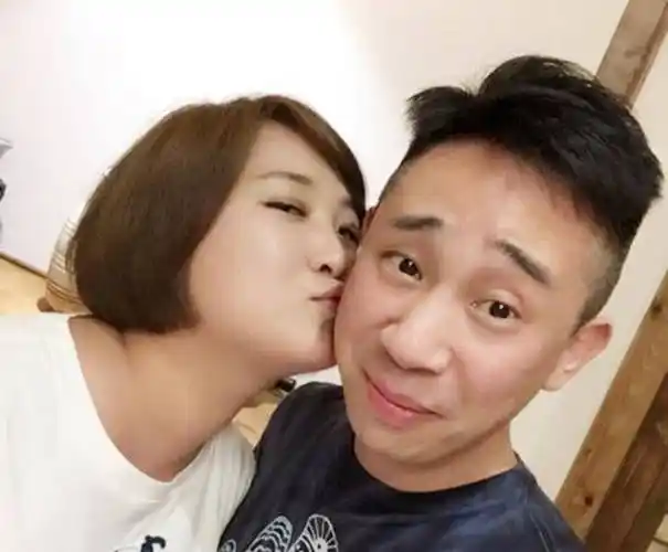 原创贾玲疑新恋情曝光深夜开豪车与男子热聊曾被拍与其亲密接吻