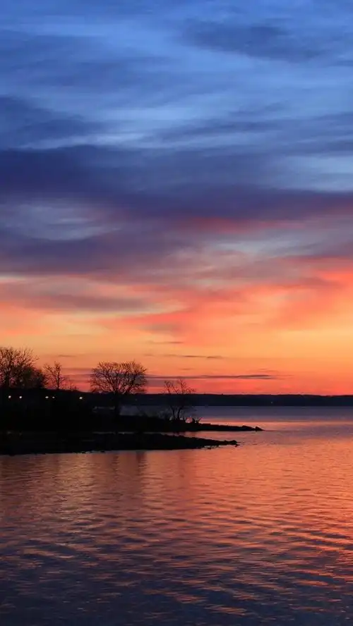风景傍晚,湖泊,树木,美丽的景观 iphone 壁纸