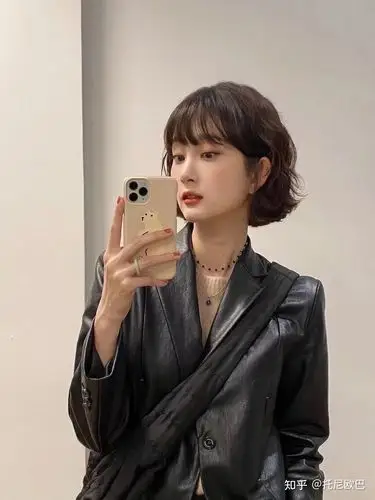 短发烫发发型2021时尚有个性备受女生青眯