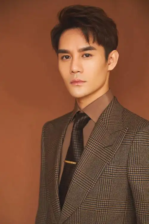 王凯格纹西装帅气写真图片