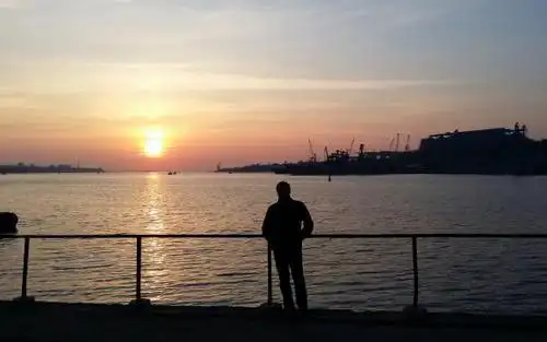 夕阳下一个人看海的孤独背影