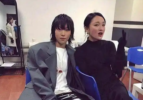 网曝窦靖童在国外结婚对象是导演李孟桥对方已经出面回应