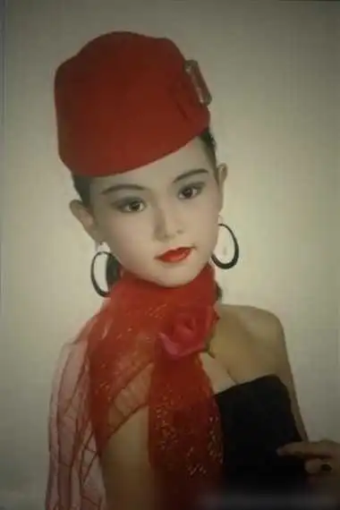 蔡依林从小走在时尚的前沿,迪丽热巴大长腿堪称"行走的衣架"