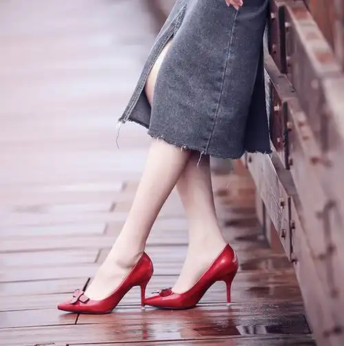 优雅的漫步 矮跟高跟鞋图片_唯美图片