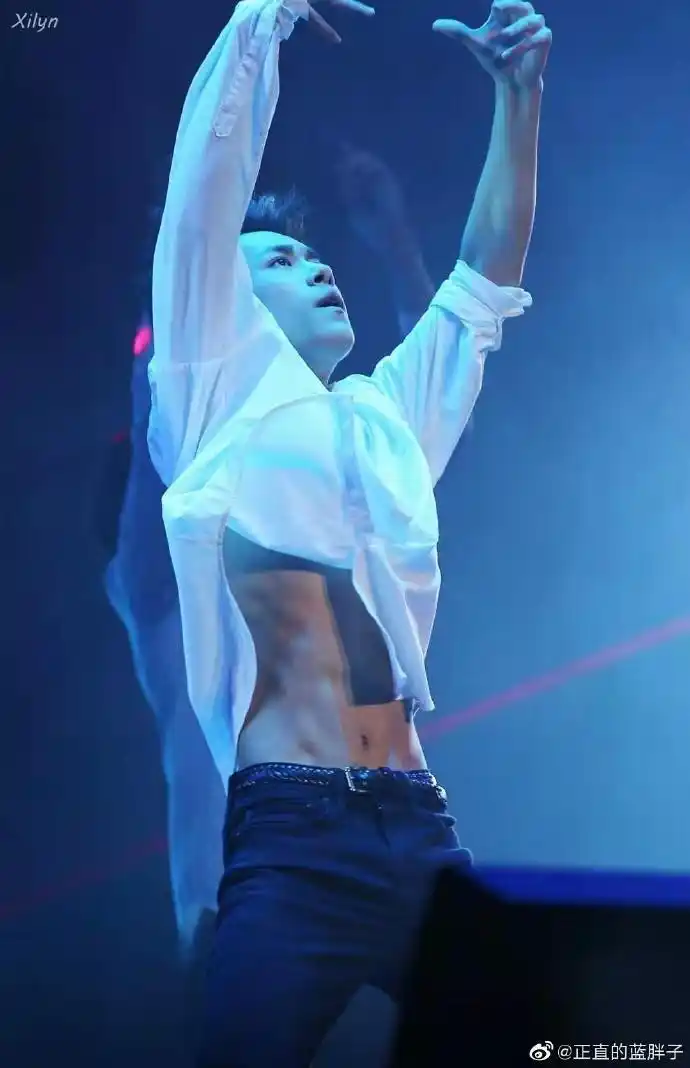 易烊千玺热血家国艳势番# #易烊千玺十九岁生日快乐# ★舞台王者