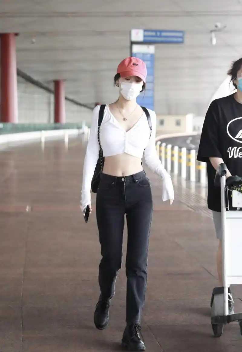 明星穿搭分享# 来看一下李菲儿的a4腰,这样的腰不就是所有女生都幻想