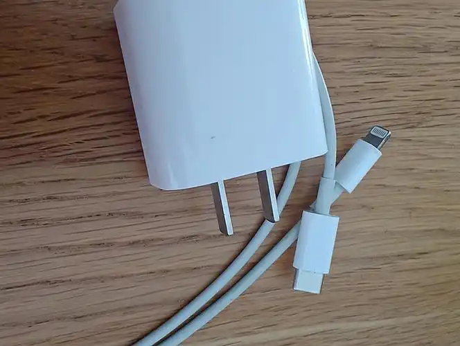 虽然降价了但仍旧不便宜的苹果原装20w充电器