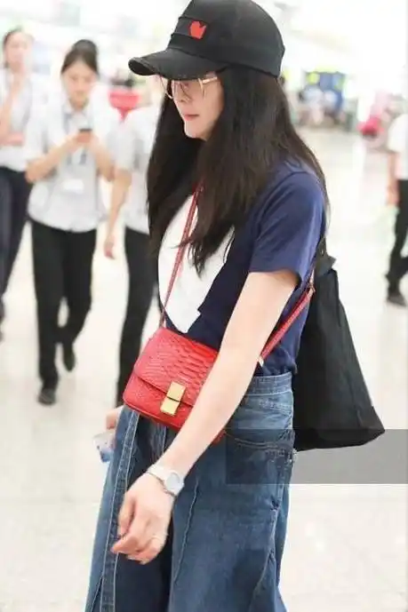 晴格格王艳穿衣有个性,牛仔裤的裤带垂到小腿,很有存在感_恤衫_版型