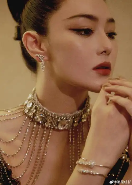 张馨予红毯前勒腰#女王气场全开,简单大气的高盘发型突出礼服在脖子