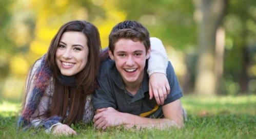 在我们的身边,很多男女朋友都是自由恋爱形成的.