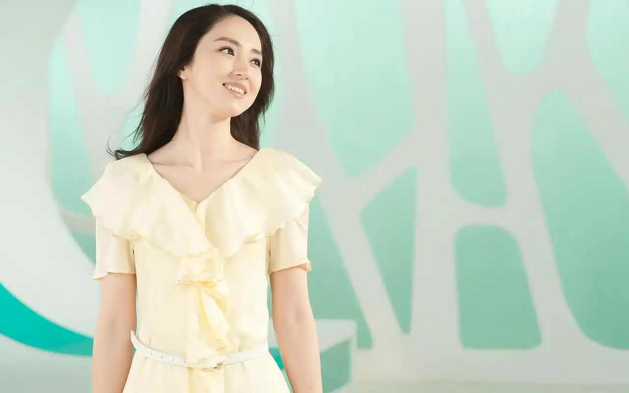 董璇白色的衣装粉嫩可爱电脑壁纸