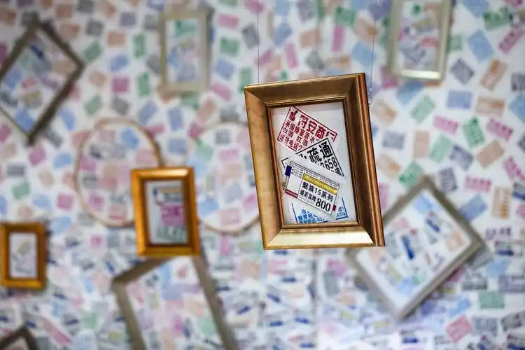 魅族x 当代艺术家许仲敏:街头小广告也能登上艺术殿堂_文化