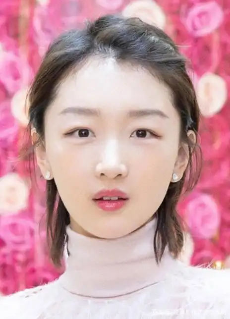 相貌平平的周冬雨