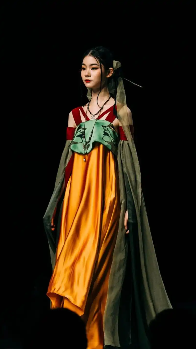 纺织老八校服装走秀热血回归,国风飞扬回荡校园t台. 带你体验 - 抖音